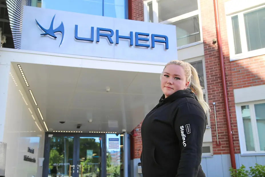 Laura Hanhela Urhean edessä.
