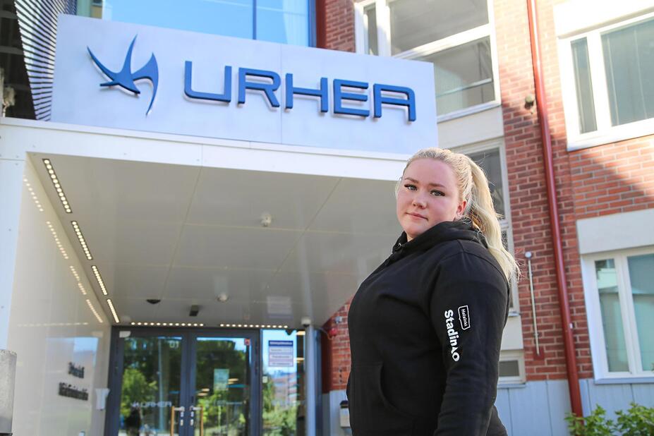 Laura Hanhela Urhean edessä.