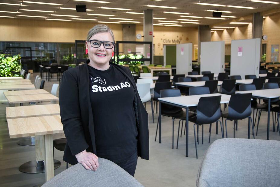Katriina Turunen Stadin AO:n tiloissa.