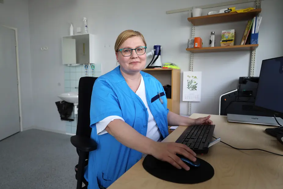 Svea työhuoneessaan