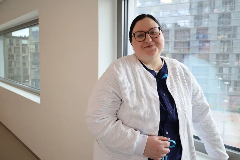 Tadeja hymyilee ja katsoo kameraan