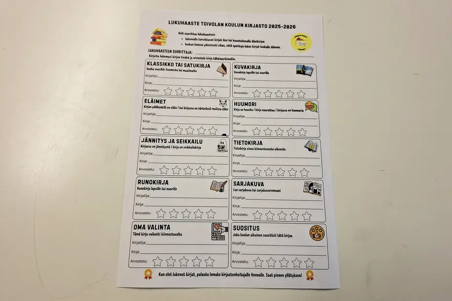 Lukuhaaste paperina pöydällä.