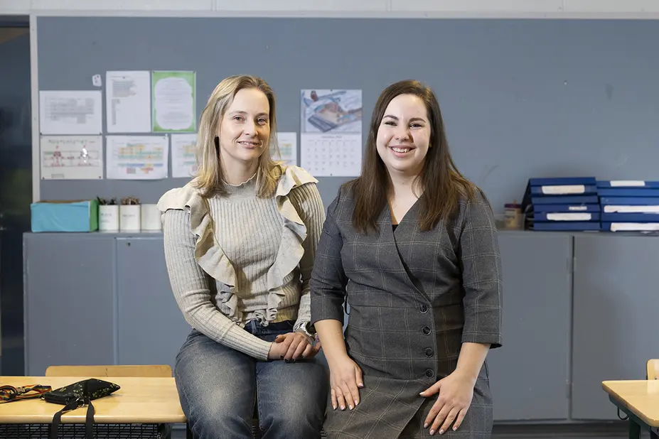 Hanna-Riikka Ikonen ja Monika Autio luokassa