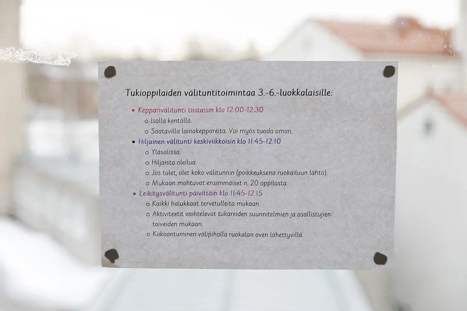 Koulun ikkunassa oleva lappu, jossa kerrotaan tukioppilastoiminnasta