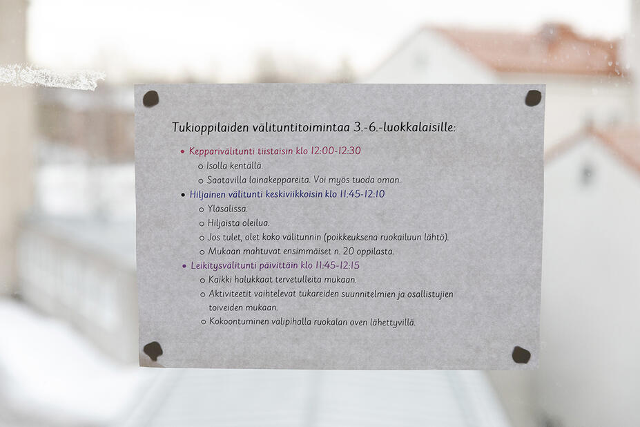 Koulun ikkunassa oleva lappu, jossa kerrotaan tukioppilastoiminnasta