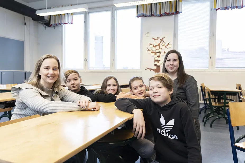 Hanna-Riikka Ikonen, Leo, Lahja, Asta, Olavi ja Monika Autio koululuokassa