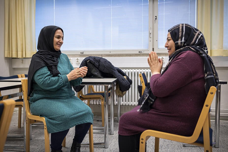 Siyam Hun ja Laila Ansari tekevät harjoitusta yhdessä.