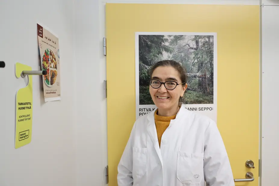 Valentina arabiankielisen ruokaympyräjulisteen vieressä