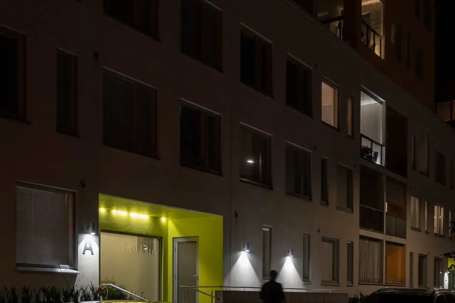 Valoni-niminen valotaideteos Helsingin Kruunuvuorenrannassa.