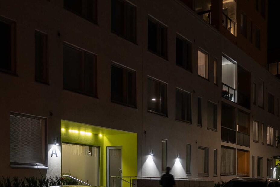 Valoni-niminen valotaideteos Helsingin Kruunuvuorenrannassa.