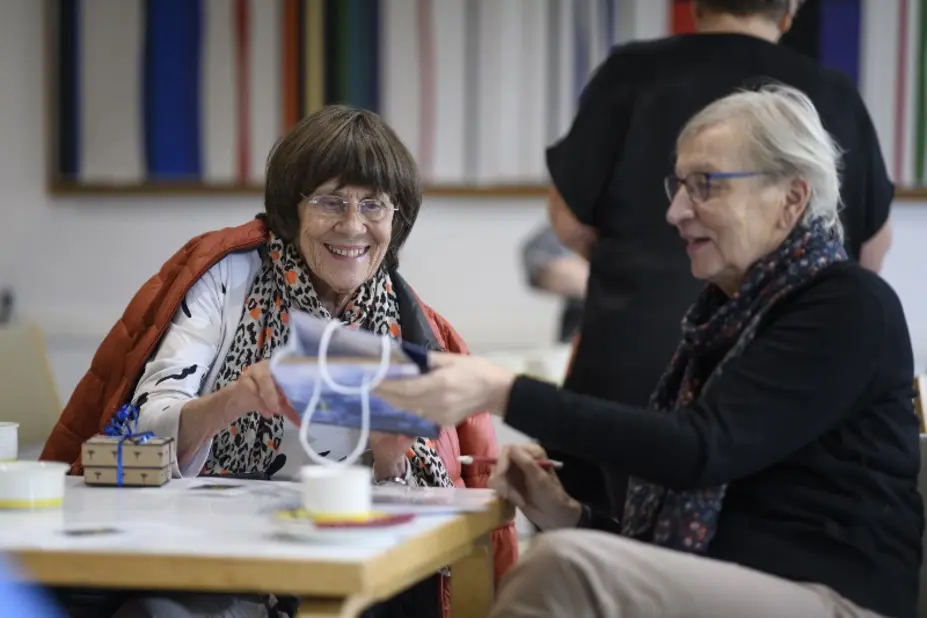 Seniorit pöydän äärellä