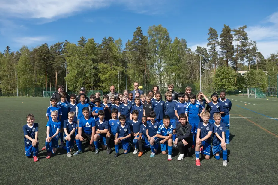 FC Kontun nuoria pelaajia ja tasavallan presidentti Alexander Stubb.
