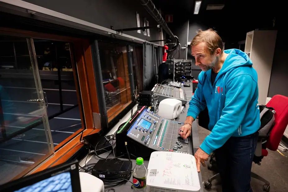 Medialukion rehtori Ukkopekka Hyvönen opetusstudiossa.