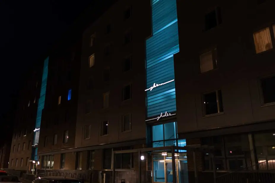 Kruunuvuorenrannan valotaideteos Yksin yhdes kuvattuna pimeän aikaan.