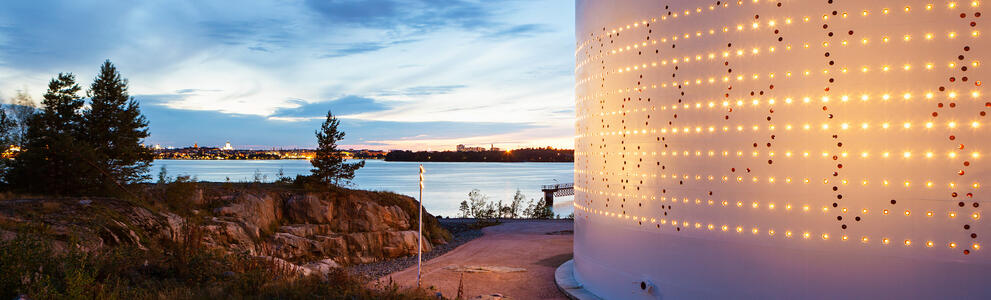 Öljysäiliö iltavalaistuksessa.