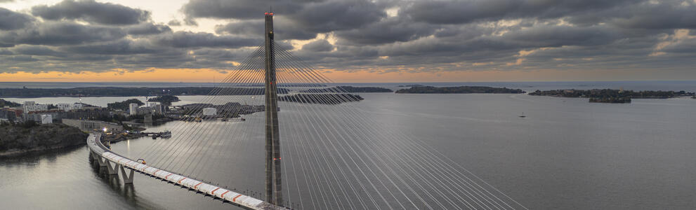 Spårvägen Kronbroarna förenar Degerö, Högholmen och Fiskehamnen med Hagnäs.