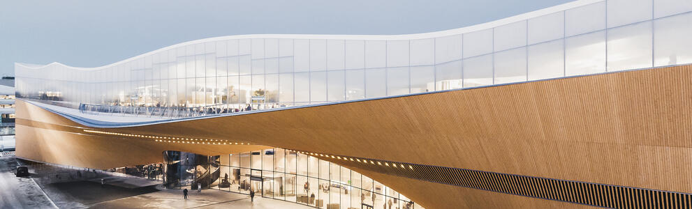 Utomhusbild av centrumbiblioteket Ode i vinterväder.