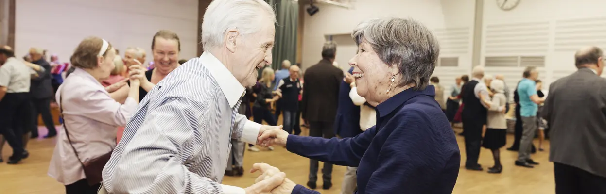 En duo dansar i balsalen.