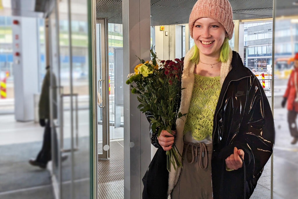  Odes tionde miljonte besökare Sonja med en bukett blommor i handen.