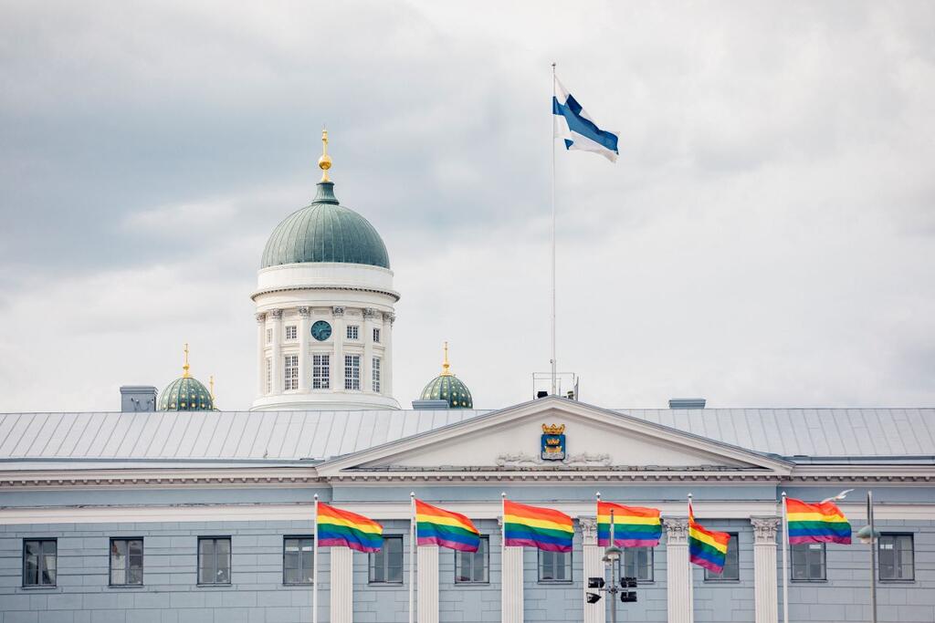 En bild på regnbågsflaggor utanför Helsingfors stadshus.