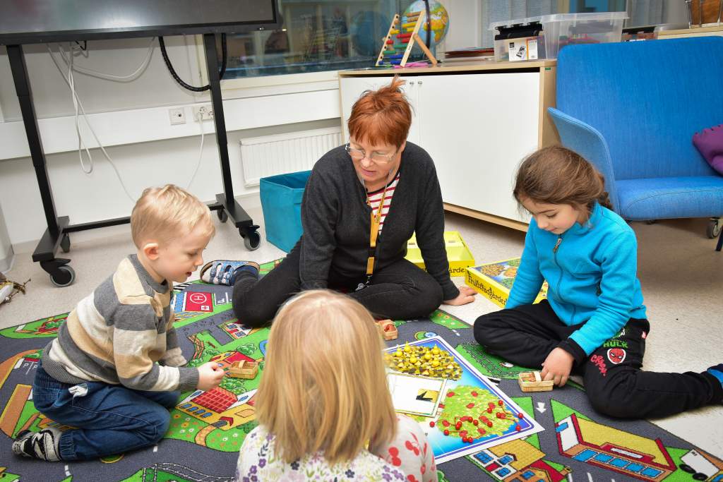 Eri tilat ovat muokattavissa helposti eri leikkeihin. Kuvassa daghemmet Robanin varajohtaja Maria Erikson ja lapset Oliver ja Tatjana. Kuva: Teina Ryynänen / Helsingin kaupunkiympäristö
