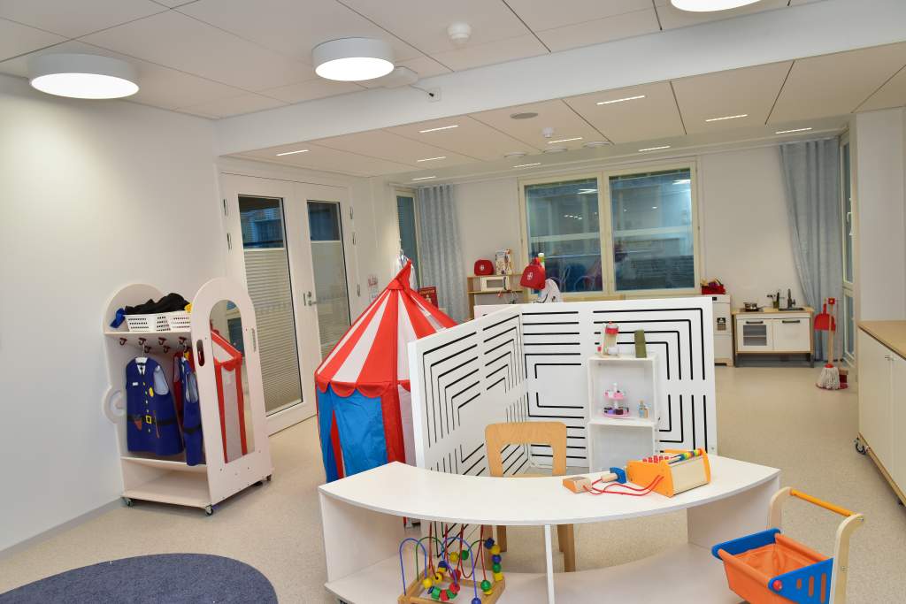 Roolipelihuoneessa voi helposti liikutella huonekaluja ja seiniä. Kuva: Teina Ryynänen / Helsingin kaupunkiympäristö