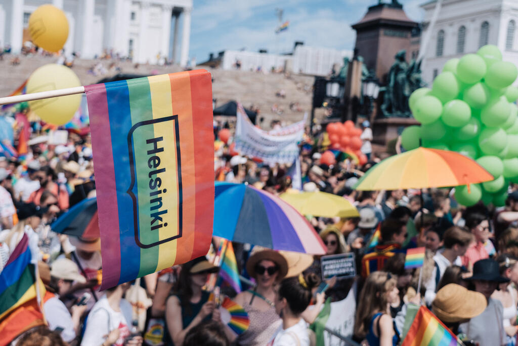 Helsingin kulttuurikeskusten, kirjastojen ja nuorisopalveluiden Pride-viikon työpajoissa askarrellaan muun muassa asusteita lauantaina 1.7. järjestettävään Pride-kulkueeseen.  Kuva: Mika Ruusunen