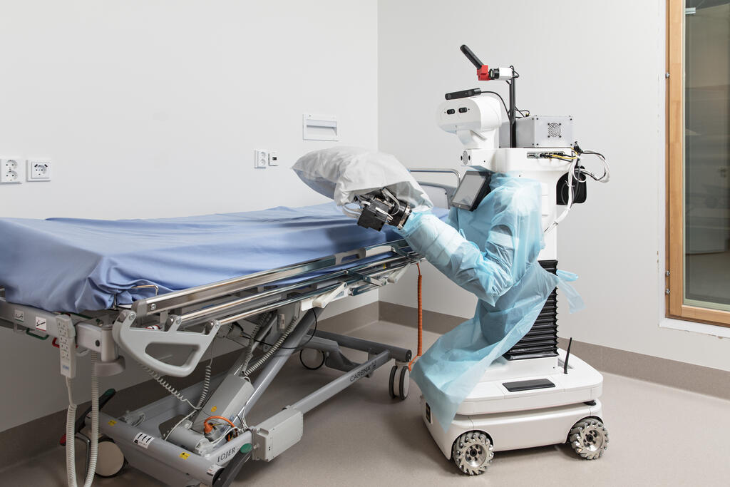 Välkky-robotti potilaan sängyn luona. Kuva: Olli-Pekka Orpo