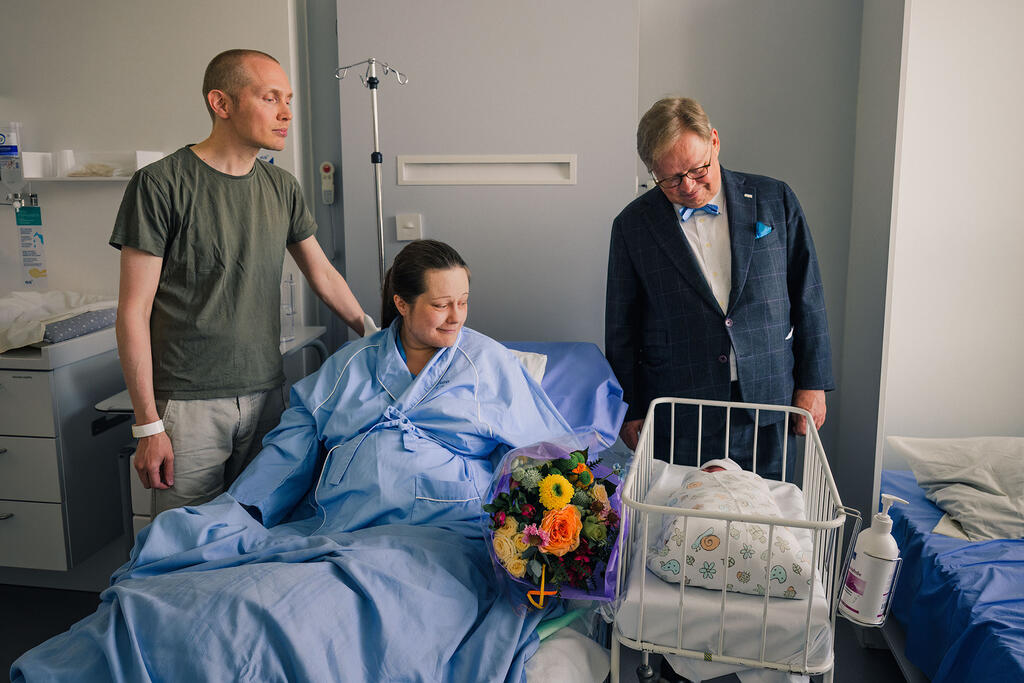 Pormestari Juhana Vartiainen vieraili onnittelemassa perhettä ja uutta vauvaa Naistenklinikalla. Kuva: Saara Autere