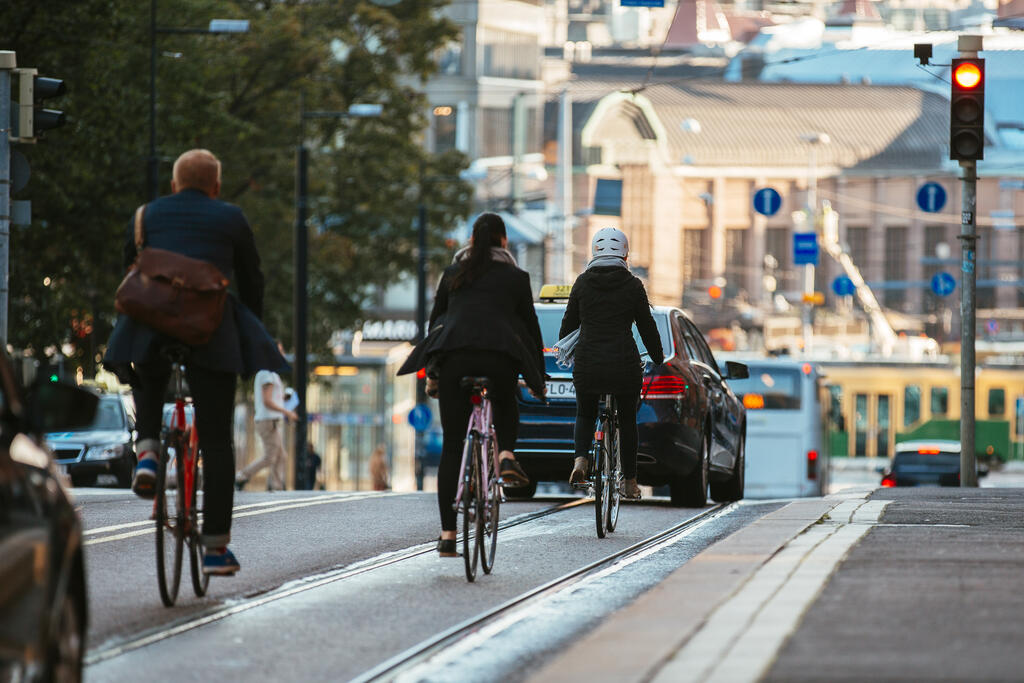 Tutkimusten mukaan ihmisten halukkuutta liikkua pyörällä voidaan lisätä panostamalla pyöräpysäköinnin turvallisuuteen. Kuva: Jussi Hellsten