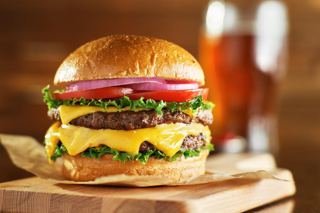 Under 2022–2023 utreddes den mikrobiologiska kvaliteten på fyllningen i hamburgare. Bild: Adobe Stock Photo
