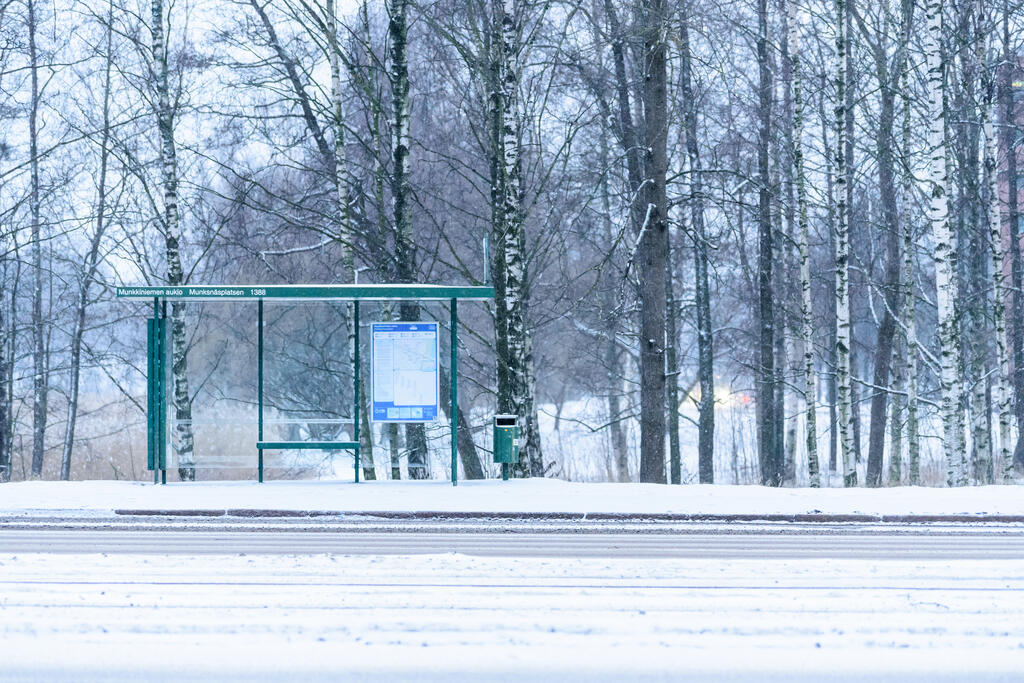 Tyhjä talvinen bussipysäkki.