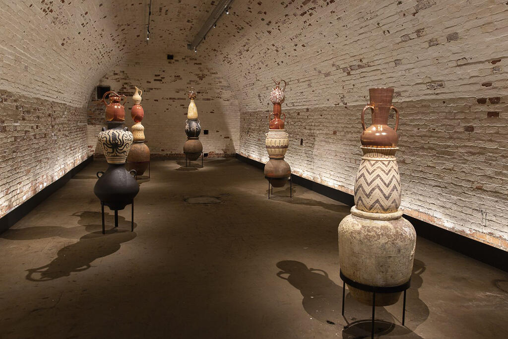 In the old powder cellar with a round roof is a work by Asunción Molinos Gordon, with several different pots stacked on top of each other on pedestals.