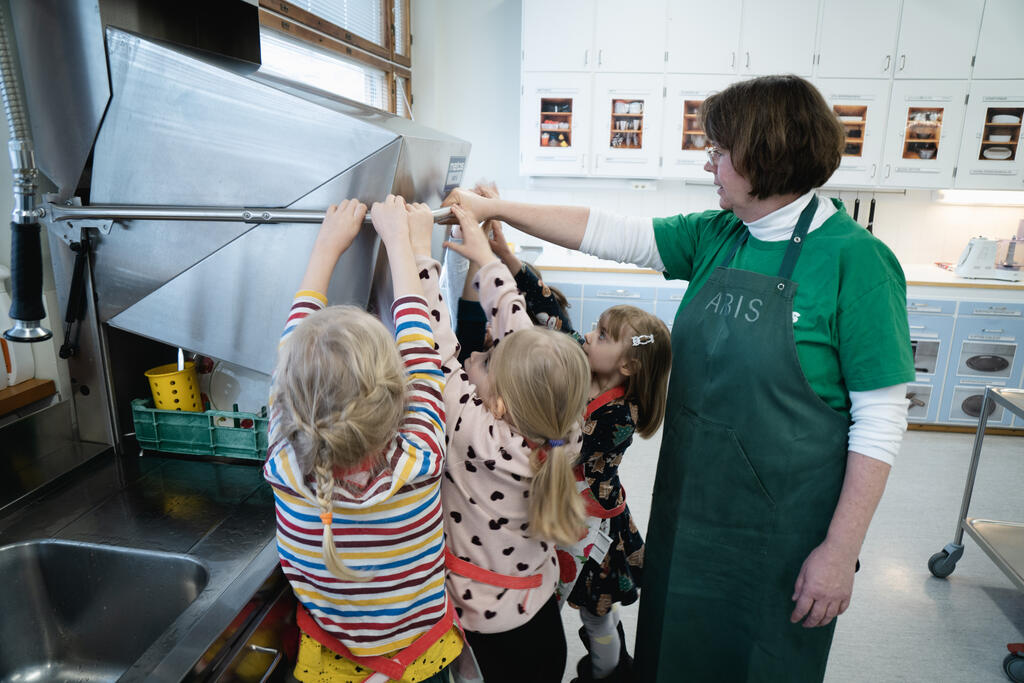 Barnen fick också hjälpa till att städa undan efter maten. Att diska var populärt. Bild: Tuomas Hakkarainen.