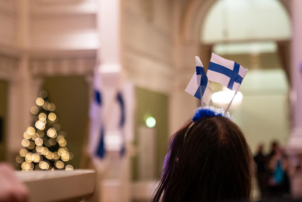 Finska flaggor på en persons huvudbonad.