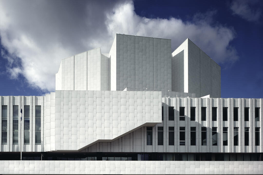 Finlandia-talo on yksi Alvar Aallon suunnittelemista rakennuksista Helsingissä.  Kuva: Rune Snellman