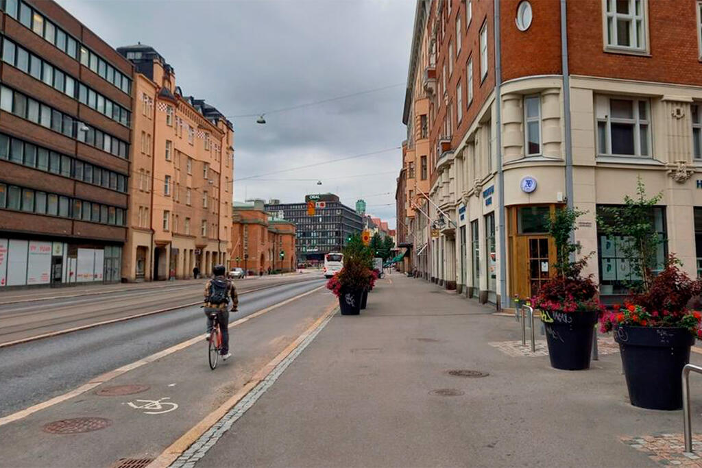 Hämeentien uusitut liikennejärjestelyt houkuttelevat selkeästi pyöräilijöitä valitsemaan kulkureittinsä Hämeentien kautta.  Kuva: Terho Nissilä