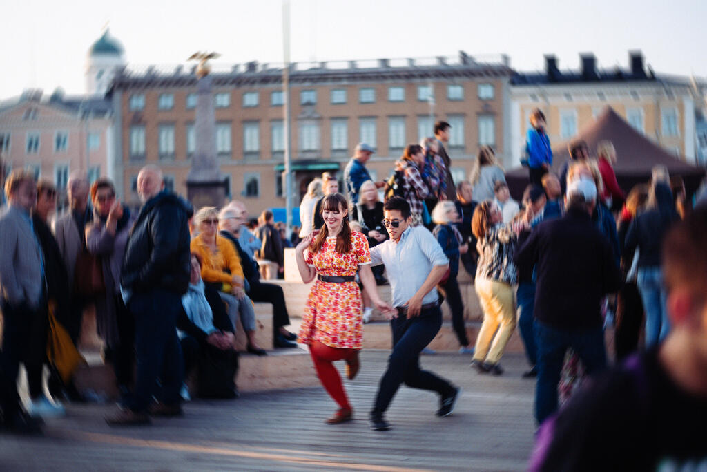 Den som är intresserad av moderna midsommartraditioner kan till exempel ta sikte på We Love Helsinki-midsommardansen.  Bild: Jussi Hellsten