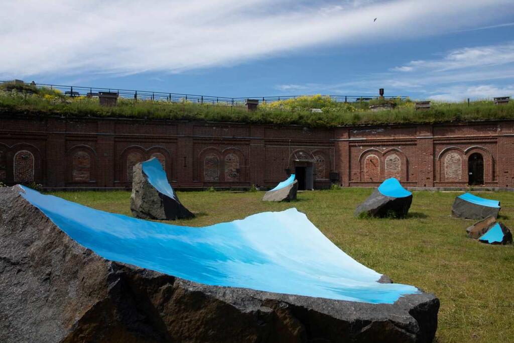 Laura Könösen monesta kivenlohkareesta muodostuva taideteos tulee Hyväntoivonpuistoon.  Kuva: Ramboll