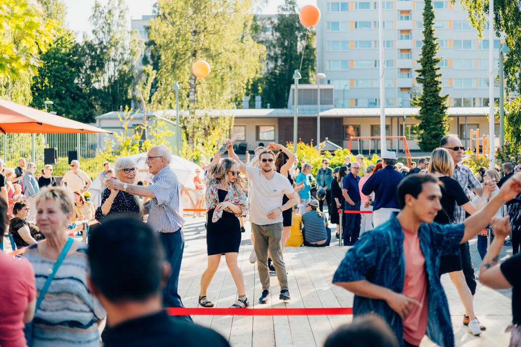 Sunny Helsinki Day was celebrated with dancing on June 12, 2024 at the Cultural Center Stoa square. Photo: Petri Anttila