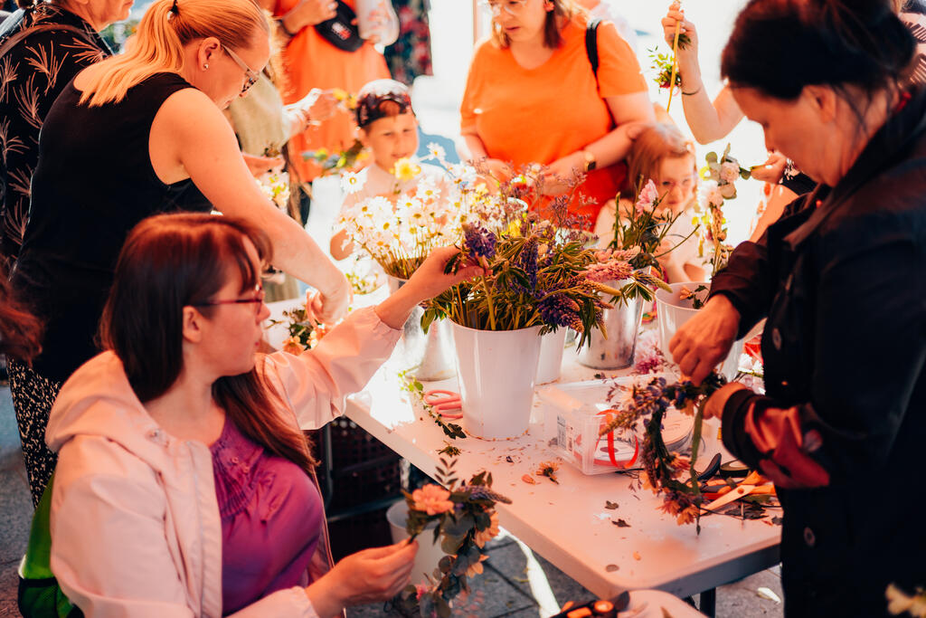 Last year at Culture Centre Vuotalo, visitors arranged flowers. Photo: Petri Anttila