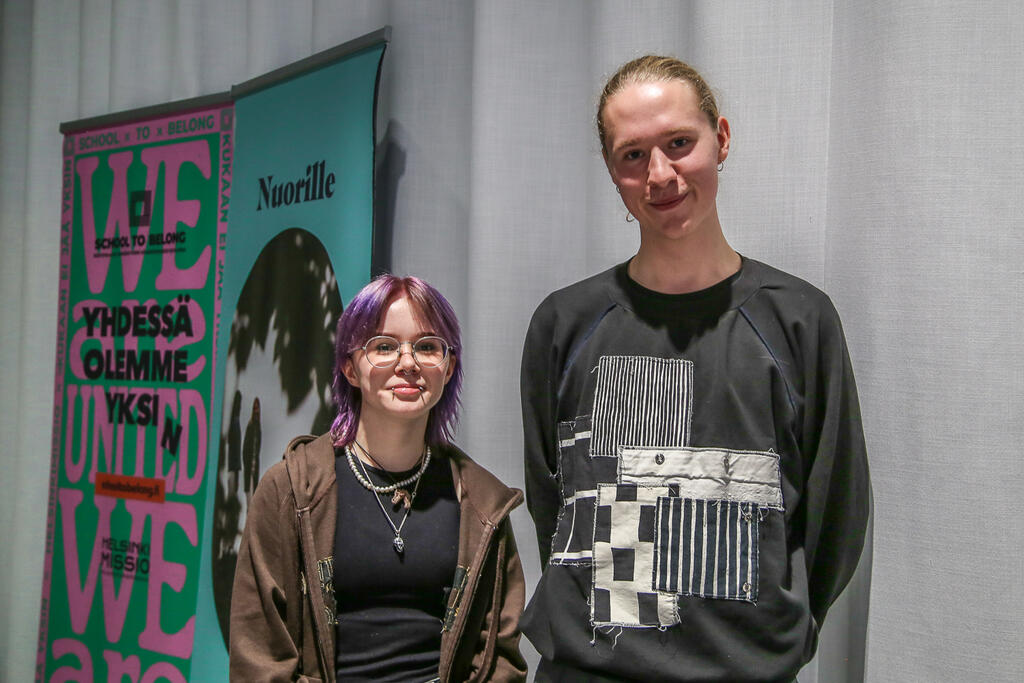 Nova Virkkala ja Kide Rinne osallistuvat PhotoVoice -projektiin.  Kuva: Sanna Wallenius