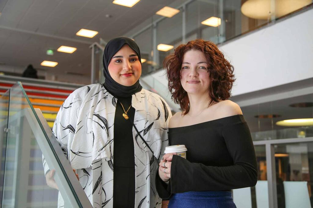 Stadin AO:n opiskeiljat Sara Al-Qaysi ja Grace Lemley toimivat tutoreina ja ideoivat myös Kullervonkadun toimipaikan Keidaskahvien ohjelmaa. Kuva: Sanna Wallenius