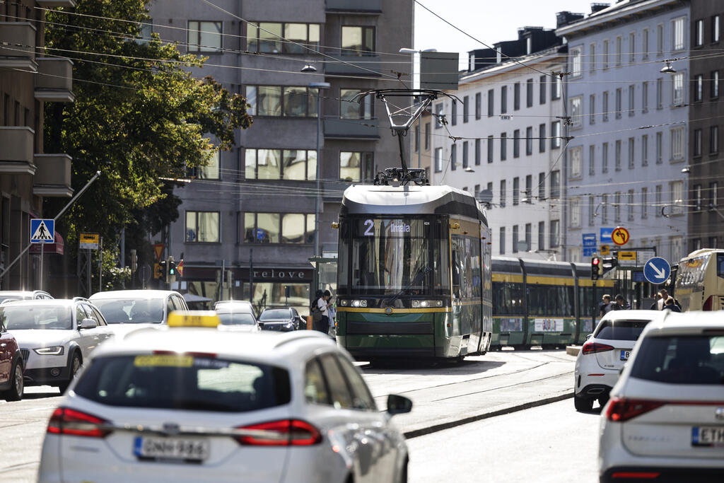 Tram and cars in Töölö.