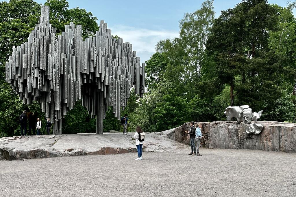 Sibelius-monumentin edustalla sijaitsevan Musiikkiaukion kivituhkapinnoite uusitaan ja aukiota laajennetaan mahdollistamaan pienimuotoisia musiikkitapahtumia. Monumenttia ympäröivät puistokäytävät rajataan kivireunuksin ja matalin suoja-aidoin, jotta ne kestävät paremmin kulutusta. Kuva: Juha Kivimäki / Ramboll