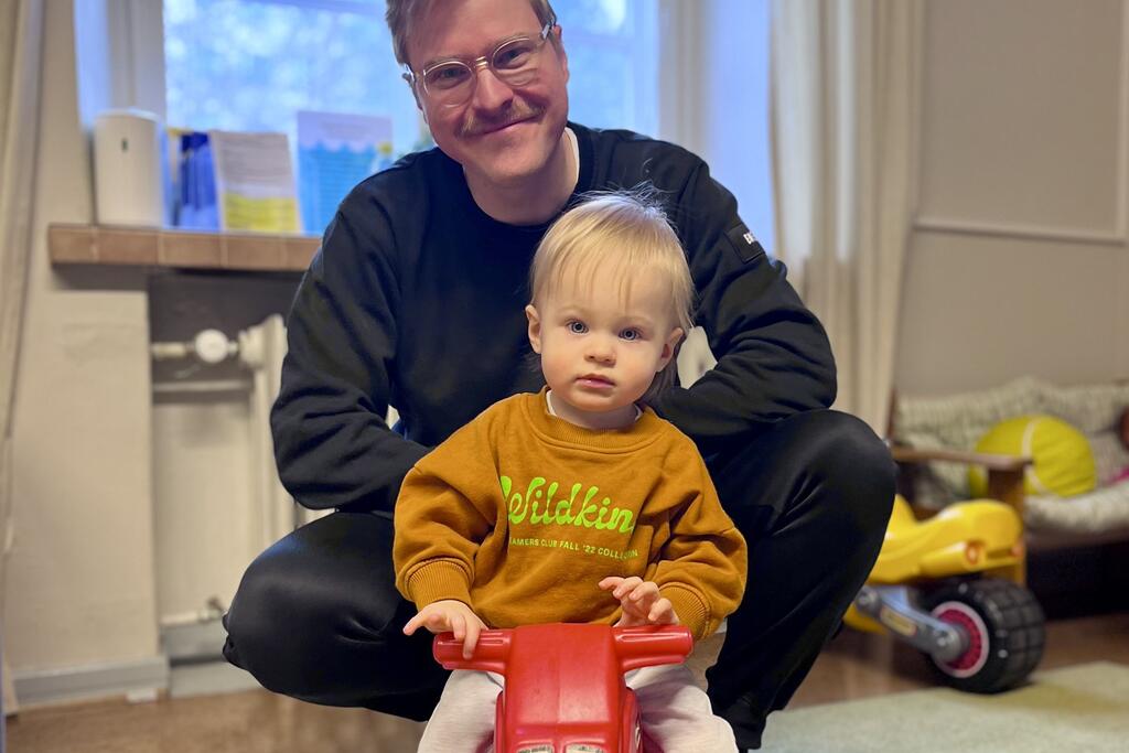 Yhden vuoden ja kahden kuukauden ikäinen Alvar Wegelius on tohkeissaan. Oskar Wegelius saa olla vikkelä, jotta pysyy poikansa perässä.  Kuva: Eveliina Lauhio