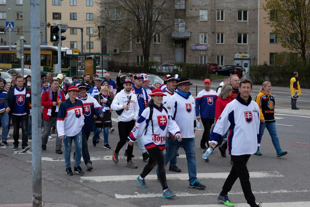 Slovakialaiskannattajia matkalla otteluun jääkiekon MM-kisoissa 2022. Kisojen taloudellinen vaikutus oli järjestäjäkaupungeille merkittävä. Kuva: Olli Kiiski
