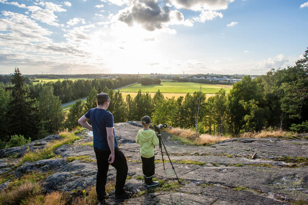 Hallainvuoren kallioilta on hienot näkymät Viikin peltojen yli länteen. Kuva: Raisa Ranta
