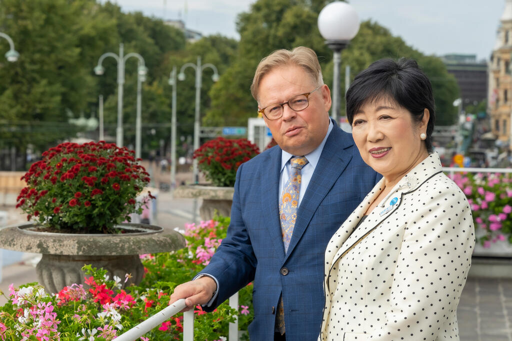 Mayor Juhana Vartiainen and Tokyo Governor Yuriko Koike.