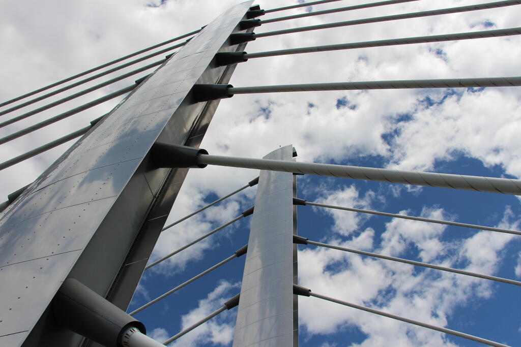 Crusellinsillalla ajokaistojen leveys on tällä hetkellä 2,8 metriä. Nykyinen liikennejärjestely sillalla kestää arviolta elokuun puoliväliin saakka. Kuva: Aamos Kantola